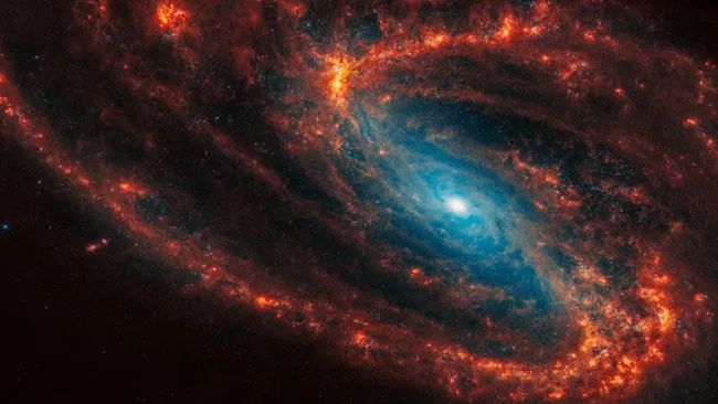 Tajemnicza smuga w galaktyce NGC 3627. Ślad po mknącej czarnej dziurze