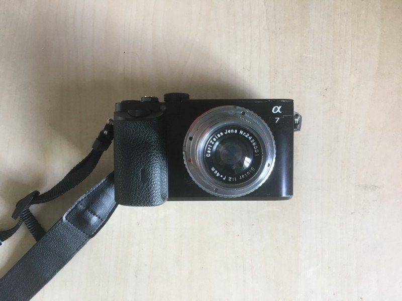 Fotograf uciął wizjer w swoim Sony A7. Dlaczego właściwie to zrobił? 10