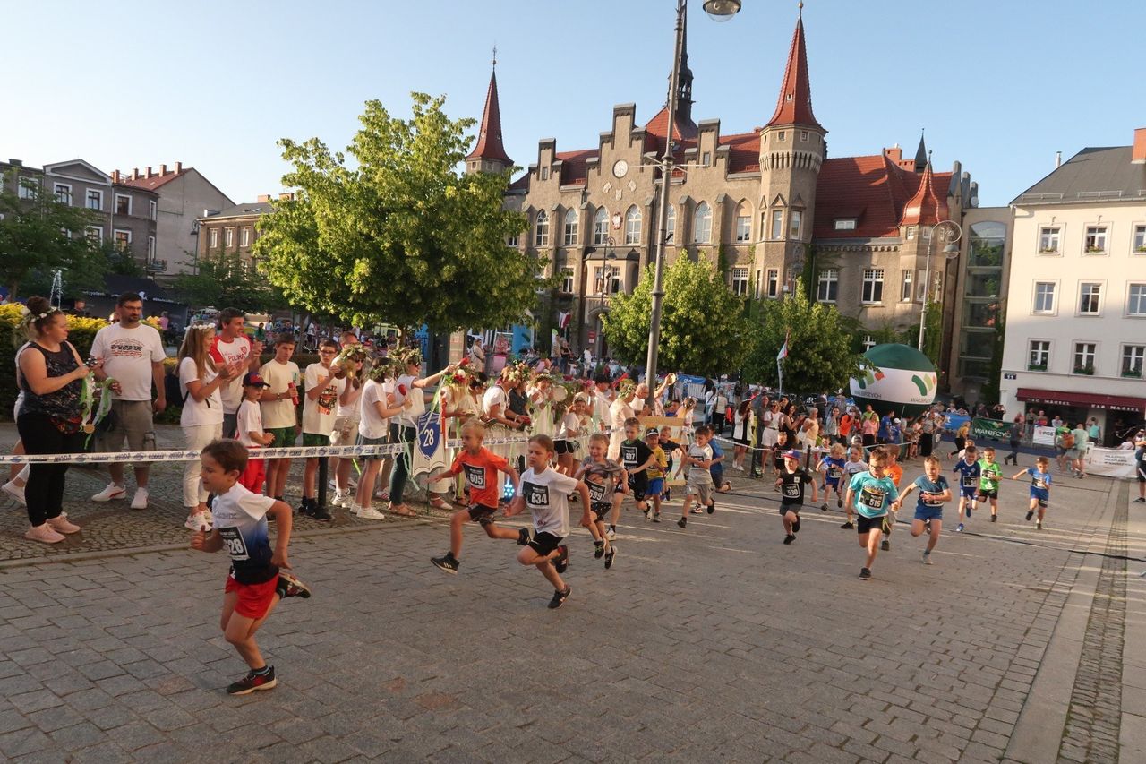 Bieg Nocy Letniej 2025: Starty dzieci i wspaniały doping na trasie. Strefy kibica szkół zachwycają