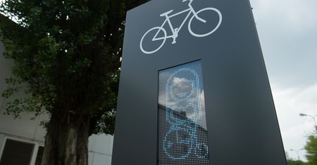 Totemy rowerowe w Warszawie. Pomogą w utrzymaniu "zielonej fali"