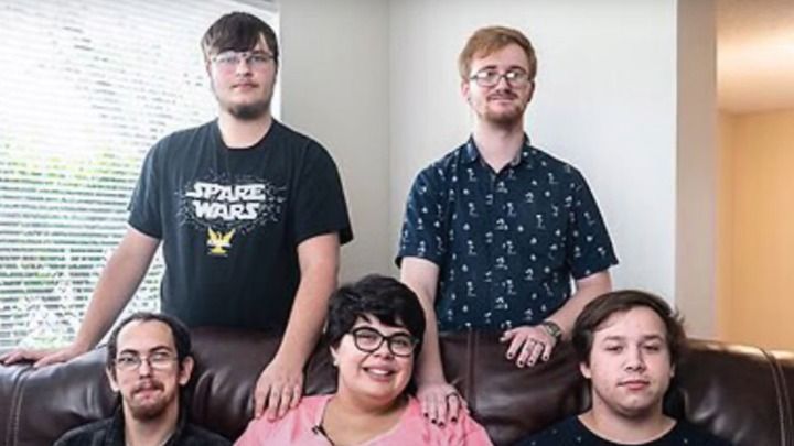 Żyje w związku z czterema partnerami. 20-latka zaszła w ciążę, ale nie wie, kto jest ojcem