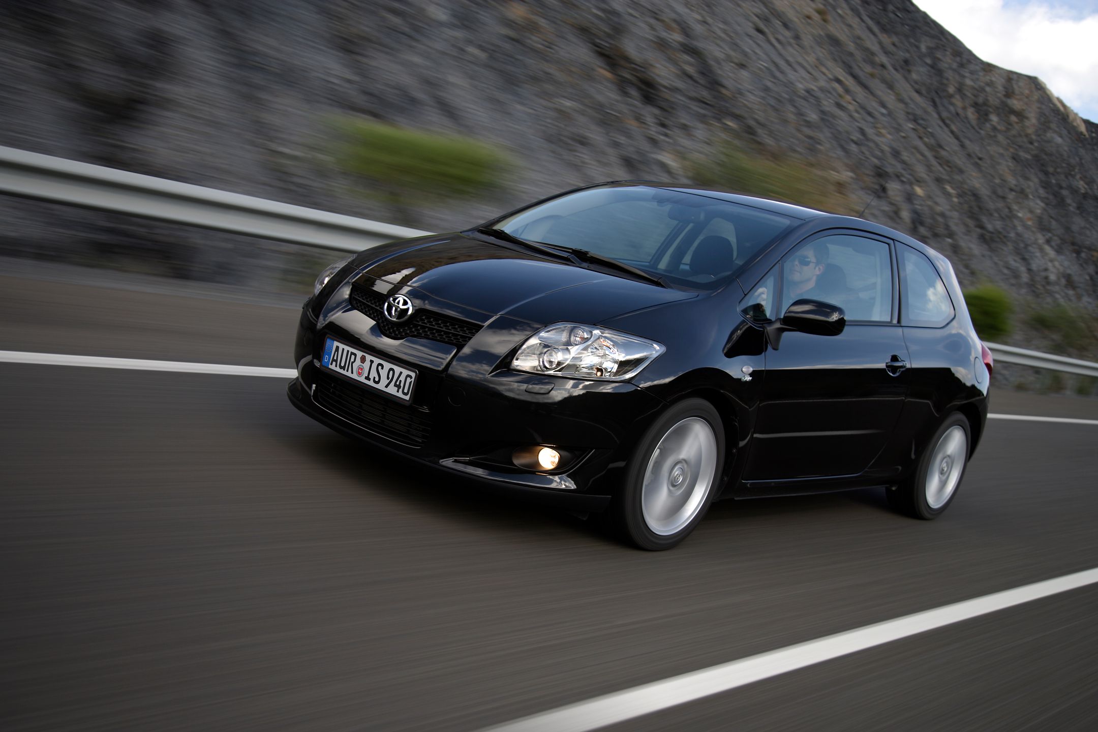 Mały diesel 1.4 D-4D w Aurisie jest w sam raz. Mocniejsze warianty odradzam.
