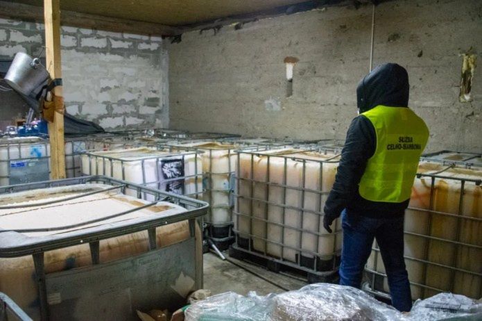 Mońki: Fabryka bimbru w gospodarstwie. Tysiąc litrów w rękach KAS