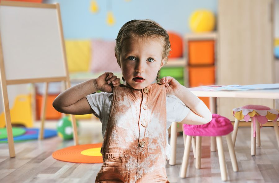 Mama wysyła córkę do szkoły w brudnych ubraniach