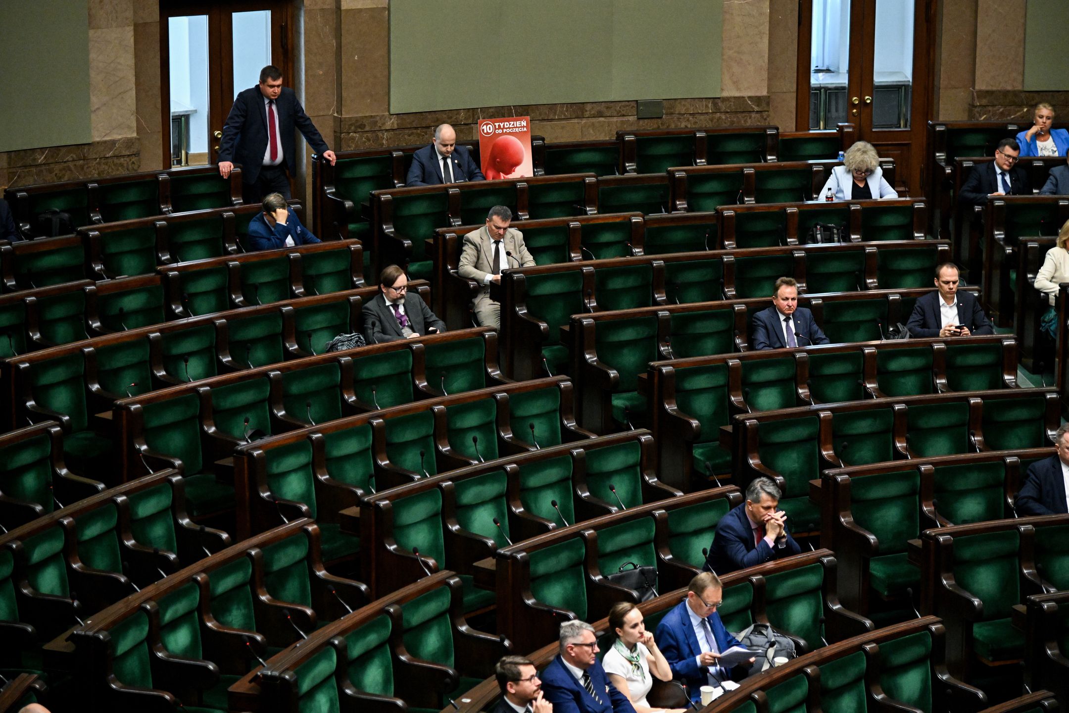 Warszawa, 11.04.2024. Obrady Sejmu w Warszawie, 11 bm. Sejm zajmuje się czterema projektami dotyczącymi przepisów aborcyjnych. Dwa projekty w listopadzie złożyła Lewica: jeden z nich częściowo depenalizuje aborcję i pomoc w niej, drugi umożliwia przerwanie ciąży do końca 12. tygodnia jej trwania. (aldg) PAP/Radek Pietruszka