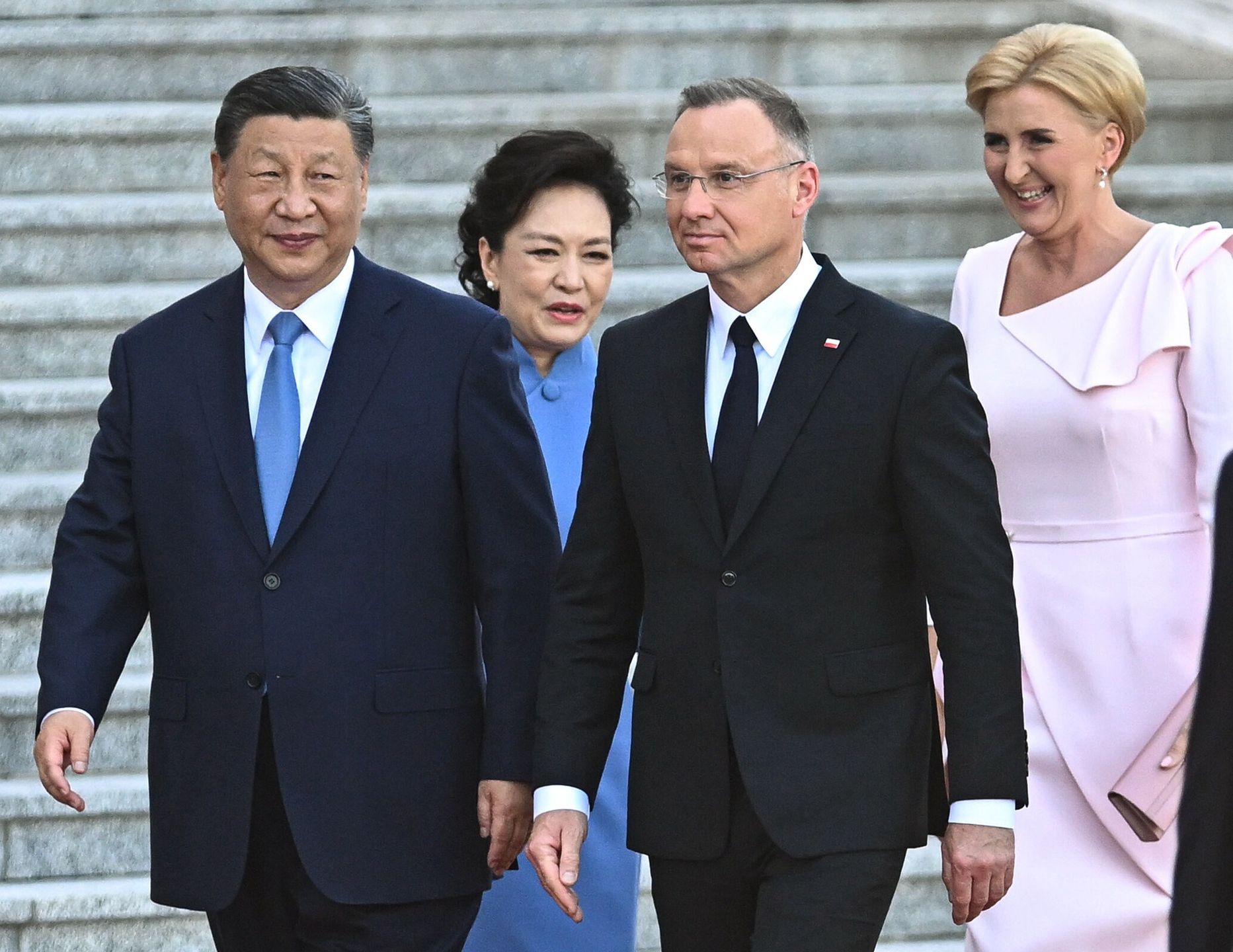 Pekin, Chiny, 24.06.2024. Prezydent RP Andrzej Duda (2P), jego małżonka Agata Kornhauser-Duda (P), przewodniczący Chińskiej Republiki Ludowej Xi Jinping (L) oraz jego małżonka Peng Liyuan (2L) podczas powitania na Placu Wschodnim w Pekinie, 24 bm. (amb) PAP/Radek Pietruszka