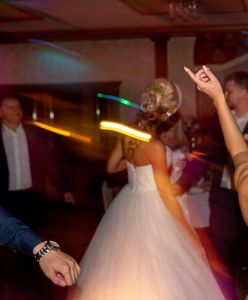 Wesela przegoniły inflację. Branża się odkuwa, a młoda para z głową w chmurach