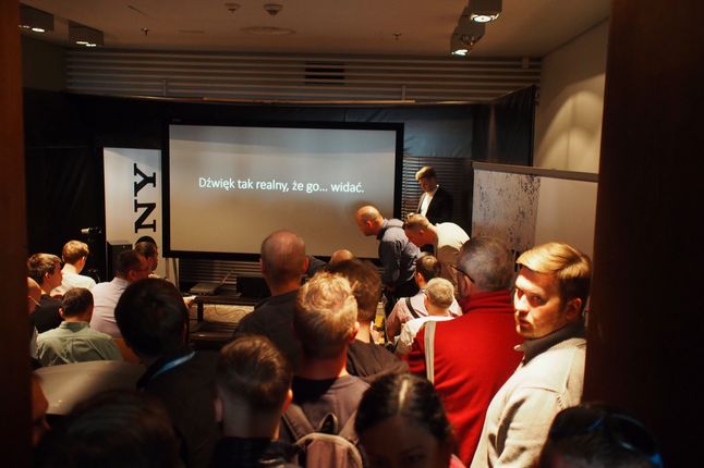 Tłumy przed prezentacją najnowszych projektorów Sony 4K