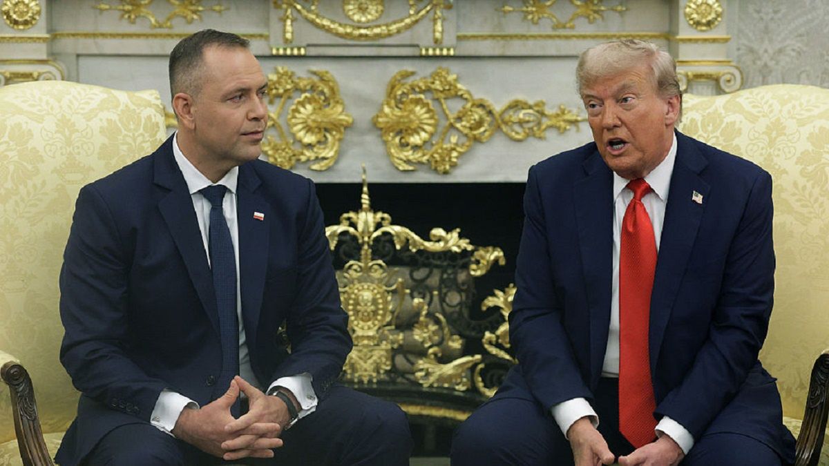 President Trump Meets With Visiting Polish President Karol Nawrocki At The White House
WASHINGTON, DC - SEPTEMBER 03: U.S. President Donald Trump (R) holds a bilateral meeting with Polish President Karol Nawrocki in the Oval Office at the White House on September 3, 2025 in Washington, DC. President Nawrocki is visiting Washington to meet with President Trump for a bilateral meeting to discuss the war in Ukraine. (Photo by Alex Wong/Getty Images)
Alex Wong