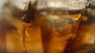 Wystarczą dwie puszki tygodniowo. Tak cola zmienia mózg