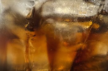 Wystarczą dwie puszki tygodniowo. Tak cola zmienia mózg