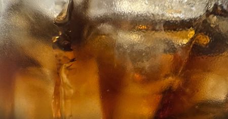 Wystarczą dwie puszki tygodniowo. Tak cola zmienia mózg