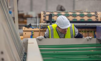 Dlaczego firmy uciekają z Polski? Eksperci wymieniają pięć powodów