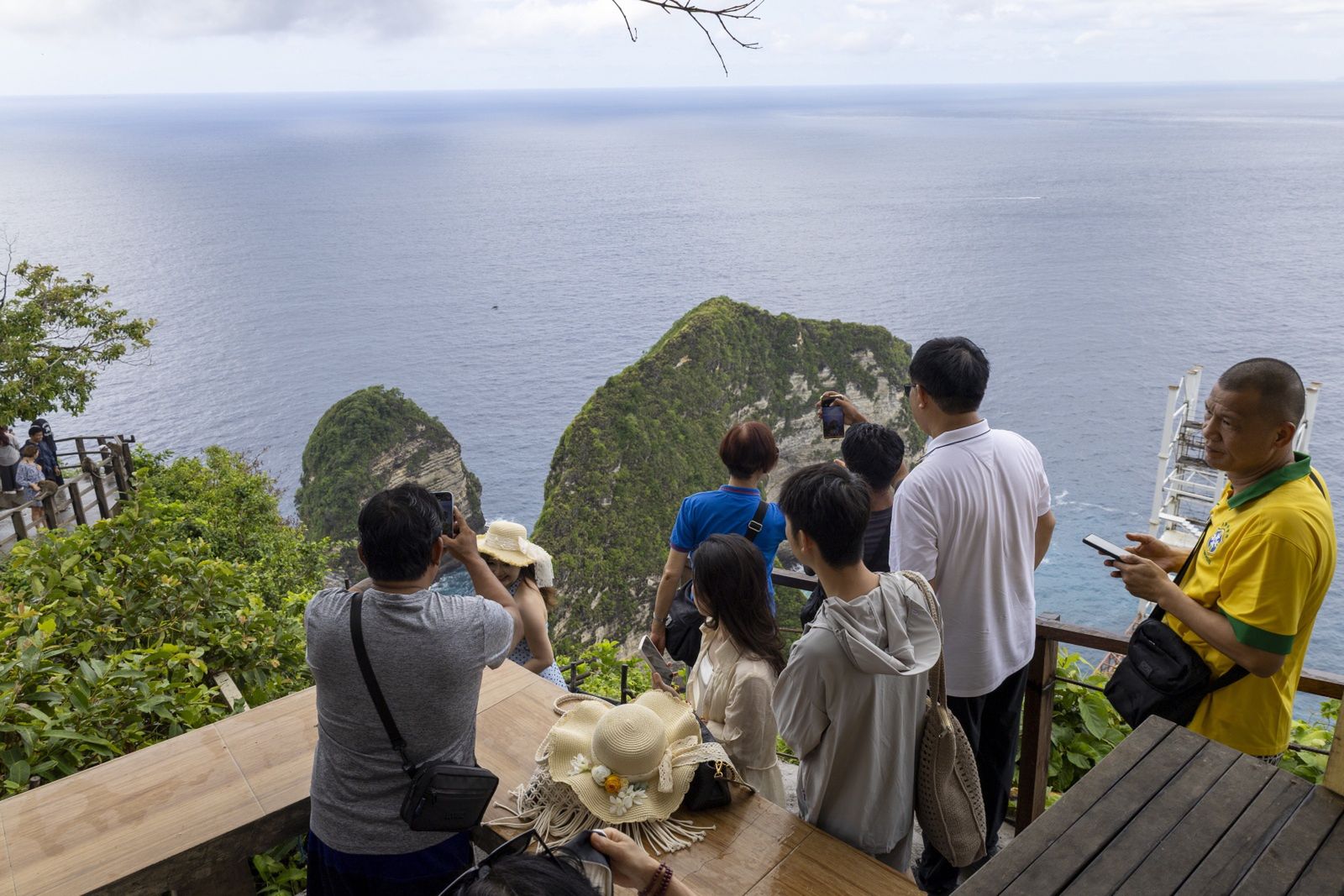 Turyści z zaciekawienie przyglądają się kontrowersyjnej budowli 