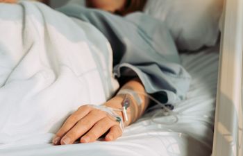 Leżała nieprzytomna. Gdy się obudziła, zdradziła lekarzowi jego sekret