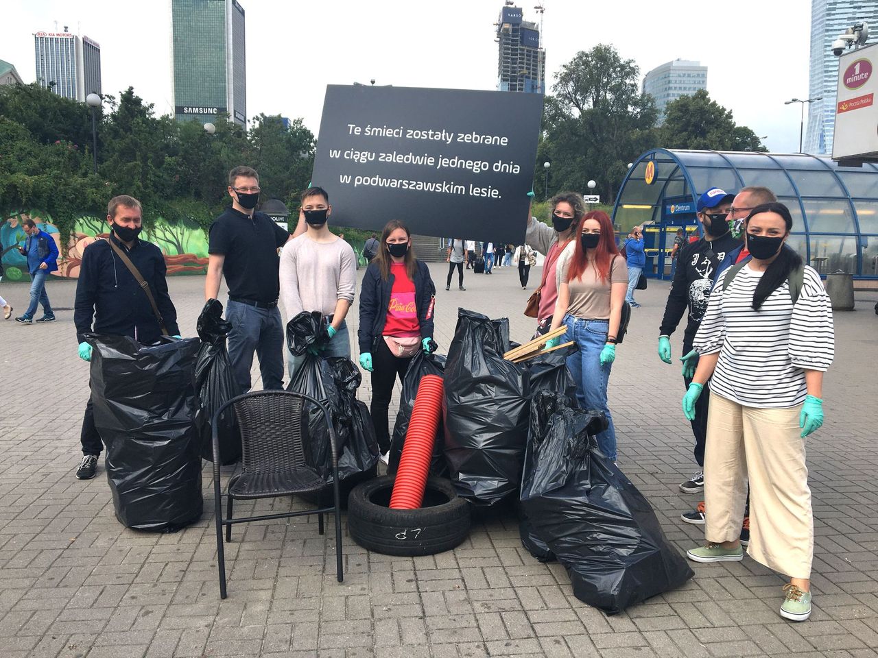 Warszawa. Sterta śmieci przy metrze Centrum. Znamy sprawcę!