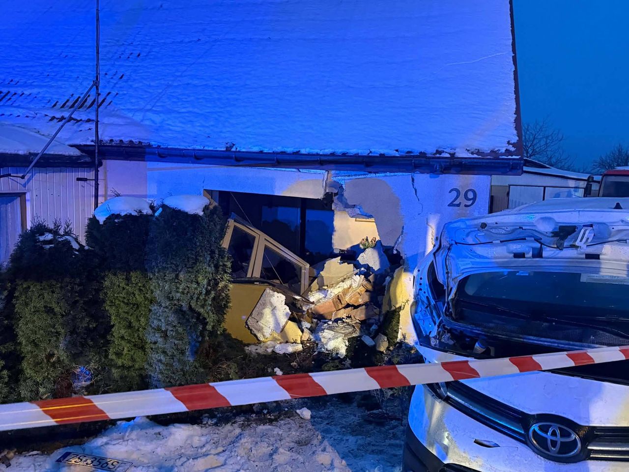 Jest ślisko...kierowca uderzył w dom na ul. Maszewskiej w Płocku!