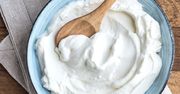 Tylko 2 składniki i garnek. Tyle potrzebujesz, żeby zrobić domowy jogurt