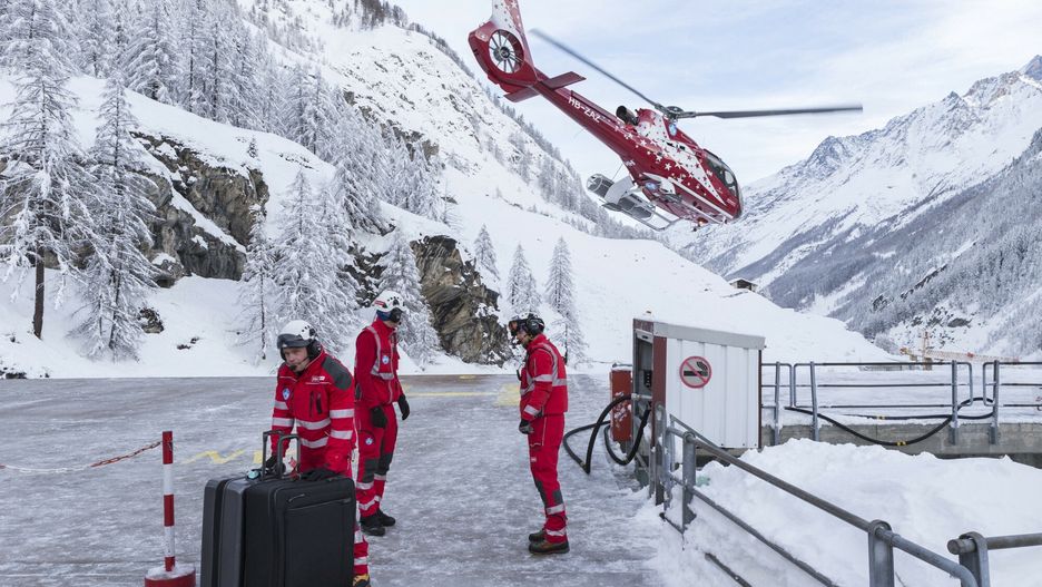 Pogoda. Polscy narciarze i wielu turystów są od trzech dni odcięci w Zermatt w Szwajcarii. Na fot. identyczna akcja z 2018 roku