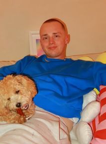 Qry zmienił fryzurę. W oczach Julity widać przerażenie
