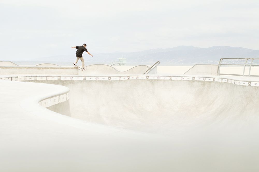 „Americana” Garroda Kirkwooda to minimalistyczny obraz wyluzowanej Kalifornii 42