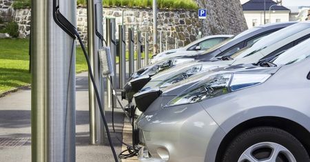 Polacy coraz chętniej sięgają po auta elektryczne