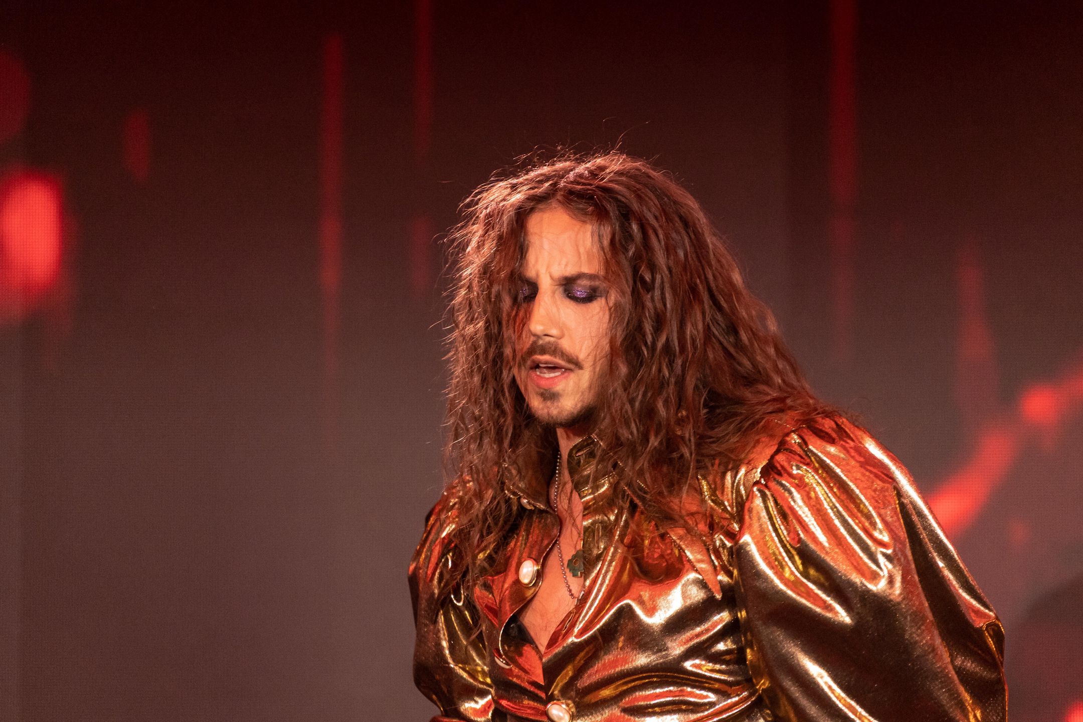 "Ozłocony" Michał Szpak WYWIJA CZUPRYNĄ promując znany szampon