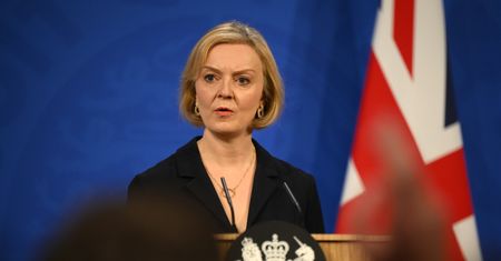 Osiem minut, potem Truss wyszła z sali. Na Wyspach burza
