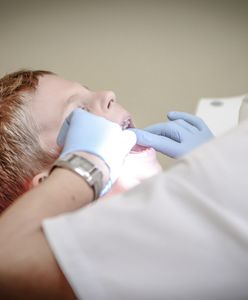 NFZ dofinansuje zabieg u dentysty. Polacy wolą inne rozwiązanie
