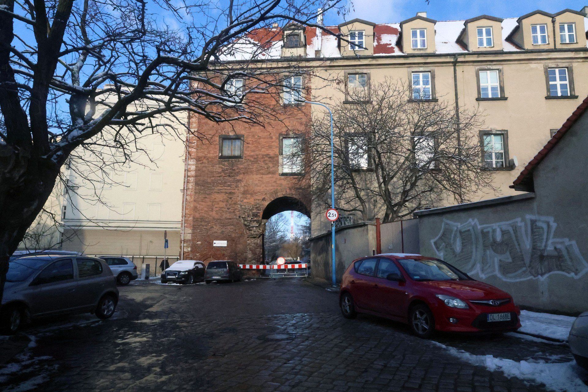 Brama przy ul. Murarskiej w Legnicy jest zamknięta od lutego