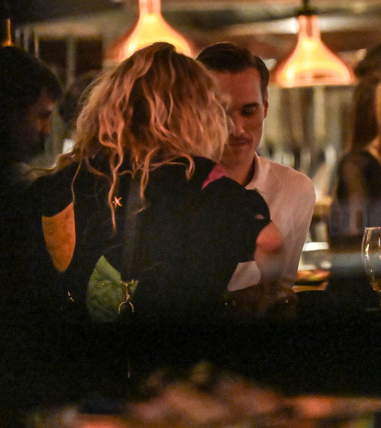 Maurycy Popiel całuje się z tajemniczą blondynką