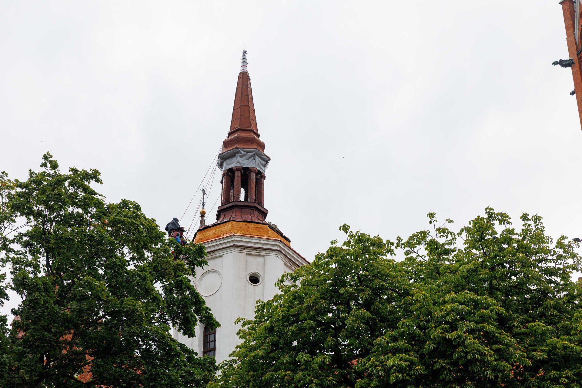 Ekipy pracujące na wieży starego kościółka farnego