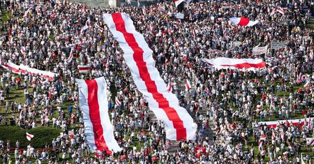 Białoruś. Dwie demonstracje w Mińsku. Setki tysięcy Białorusinów na ulicach