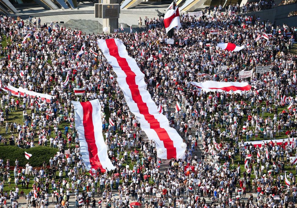 Białoruś. Dwie demonstracje w Mińsku. Setki tysięcy Białorusinów na ulicach