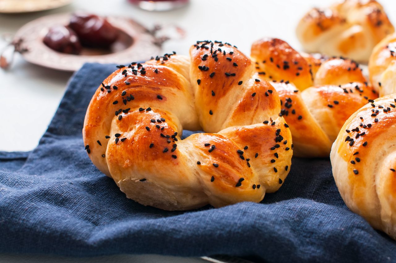 Delicious rolls with nigella seeds can also be baked in the form of bagels.