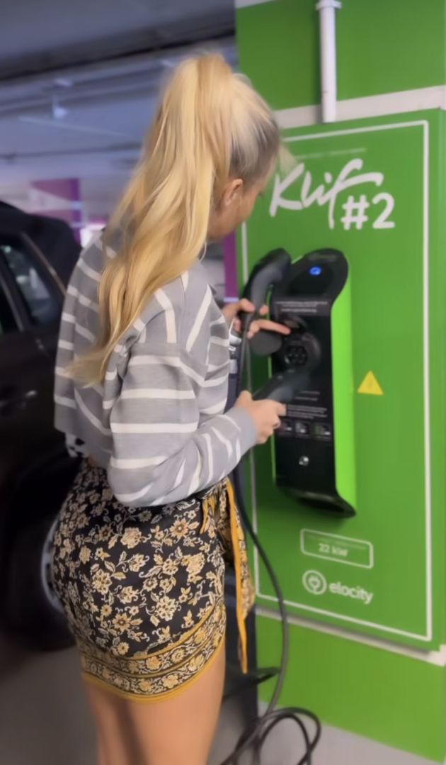 Kasia Moś we wzorzystej stylizacji 
