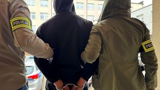 Białystok: Napadli 22-letniego kolegę i wbili mu nóż w plecy. Potem chcieli zmusić do wzięcia kredytu w banku