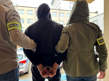 Białystok: Napadli 22-letniego kolegę i wbili mu nóż w plecy. Potem chcieli zmusić do wzięcia kredytu w banku