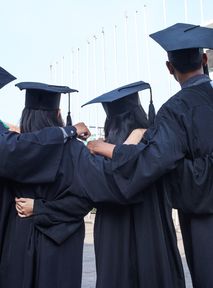 Viral speech by a valedictorian at high school graduation: "What did school teach me? To lie, to erase my personality"