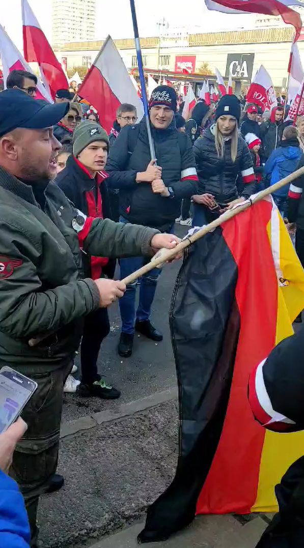 Narodowiec podpalił dziecku kurtkę