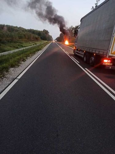 Auto stanęło w płomieniach