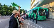 Gorące powitanie piłkarzy Realu Betis pod hotelem DoubleTree by Hilton w OVO we Wrocławiu. Finał Ligi Konferencji 2025