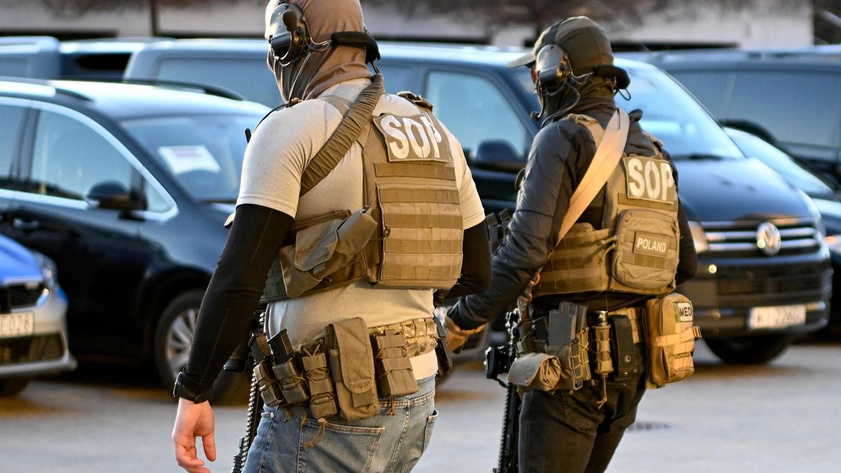 funkcjonariusze SOP
Rzesz�w, 12.04.2022. Funkcjonariusze S�u�by Ochrony Pa�stwa przed Podkarpackim Urz�dem Wojew�dzkim w Rzeszowie, 12 bm. podczas wizyty tam m.in. prezydenta Polski Andrzej Dudy. (dd/awol) PAP/Darek Delmanowicz
Darek Delmanowicz
dyplomacja, g�owa pa�stwa, mi�dzynarodowa, politycy, polityk polityka, prezydent, spotkanie, szczyt, SOP, s�u�ba ochrony pa�stwa, ochrona, ochroniarze, kamizelka kuloodporna, oficer, oficerowie, bro�, uzbrojenie, funkcjonariusz