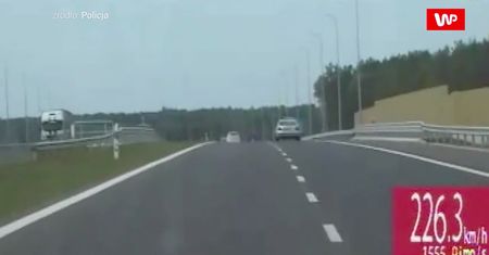 Pędził jak szalony autostradą A2. Kierowca skody nie przyjął mandatu. Zobacz nagranie