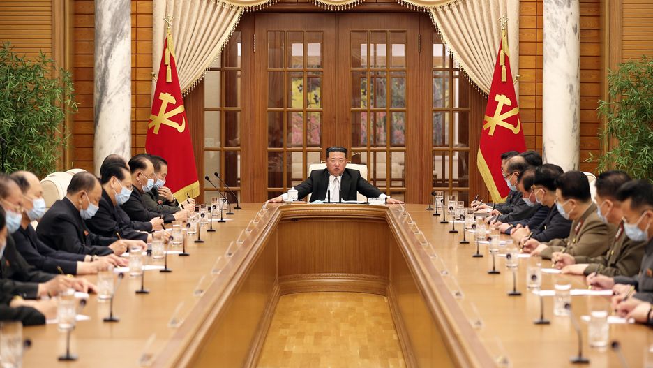A photo released by the official North Korean Central News Agency (KCNA) shows the meeting of the 8th Political Bureau of 8th Central Committee of the WPK, convened at the office building of the Party Central Committee in Pyongyang, North Korea, 12 May 2022. Kim Jong-un (C), general secretary of the Workers' Party of Korea (WPK), presented at the meeting, held to organize the government's response to an outbreak of COVID-19 in Pyongyang. EPA/KCNA EDITORIAL USE ONLY Dostawca: PAP/EPA.