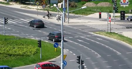 Policyjny dron obserwował kierowców na skrzyżowaniu. Posypały się mandaty, zatrzymano pijaną 22-latkę