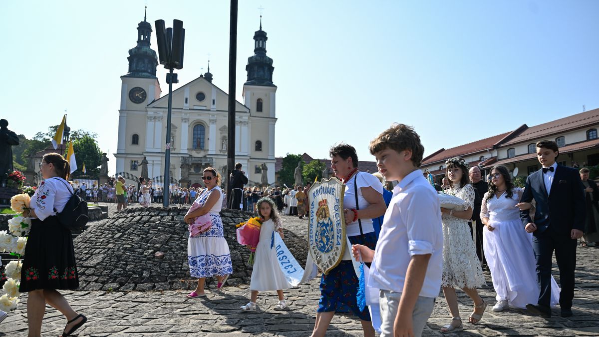 Kalwaria Zebrzydowska, 10.08.2025. Wierni podczas inauguracji uroczystości odpustowych Wniebowzięcia NMP w sanktuarium pasyjno-maryjnym w Kalwarii Zebrzydowskiej, 10 bm. (sko) PAP/Art Service