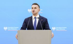 Sprzedaż kluczowej działki pod CPK. Rzecznik rządu zabrał głos