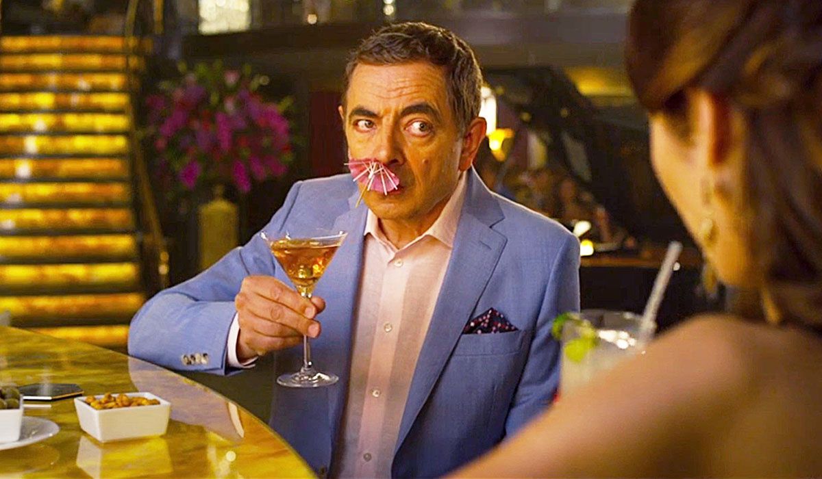 Rowan Atkinson parodiuje Jamesa Bonda