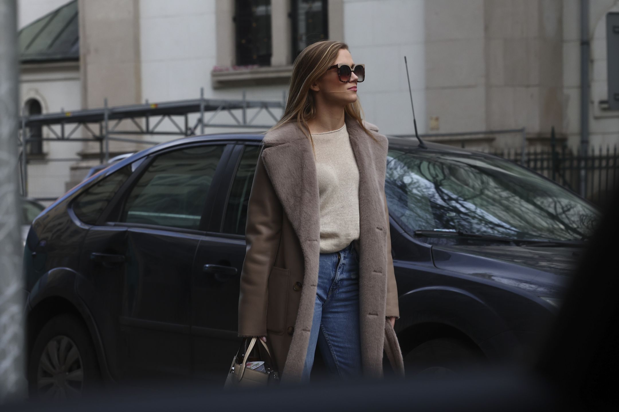 Agnieszka Kaczorowska podczas ulicznej sesji zdjęciowej